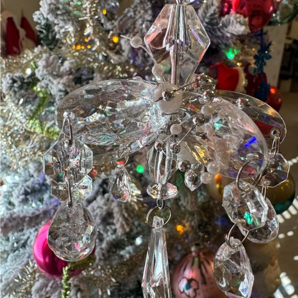 ELEGANT CRYSTAL LIKE CHANDELIER CHRISTMAS ORNAMENT. - Picture 7 of 9